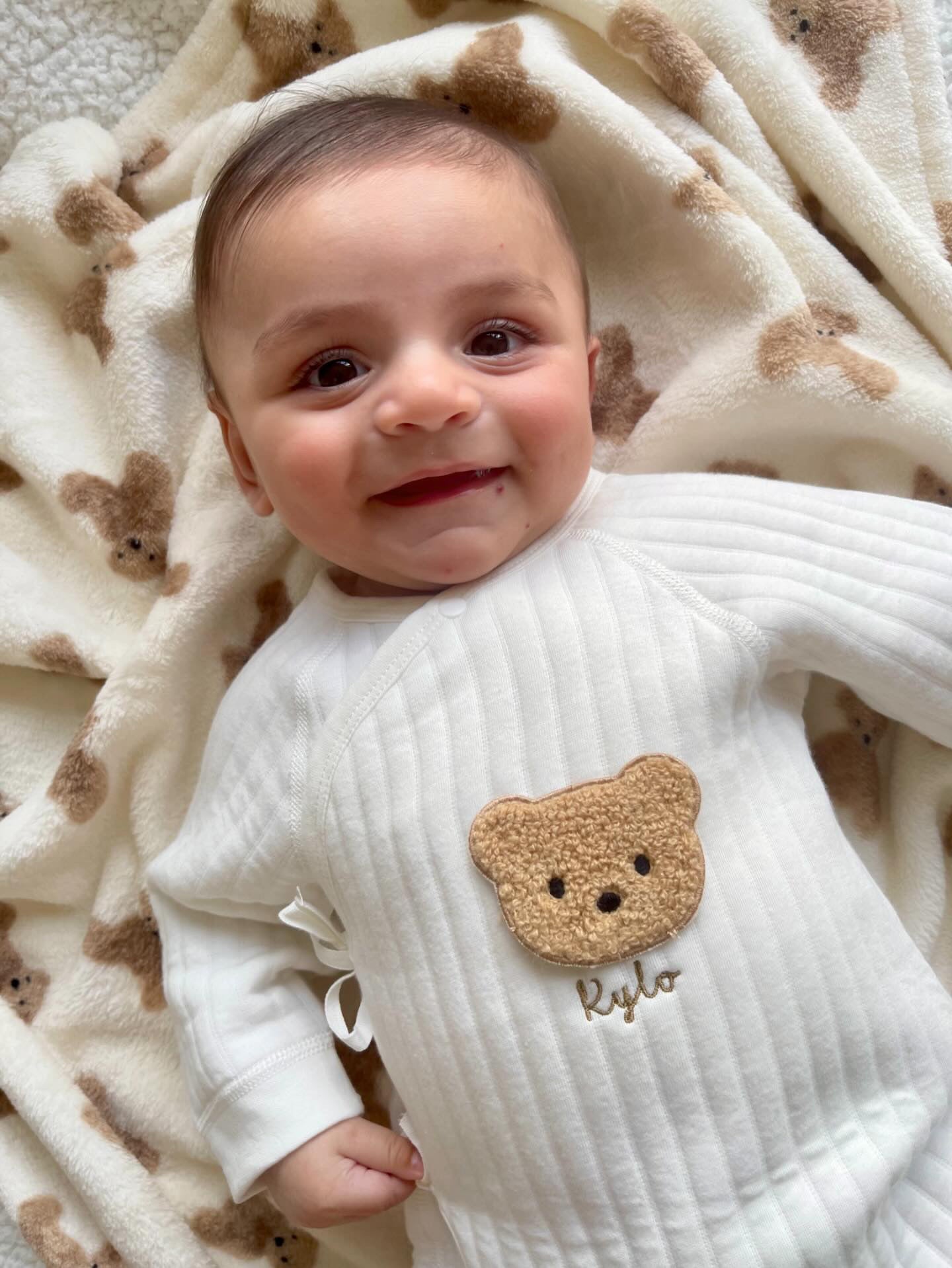 Organic Cotton Newborn Romper with Teddy Bear Boucle Design and Bow Closure – Unisex Baby Grow 2